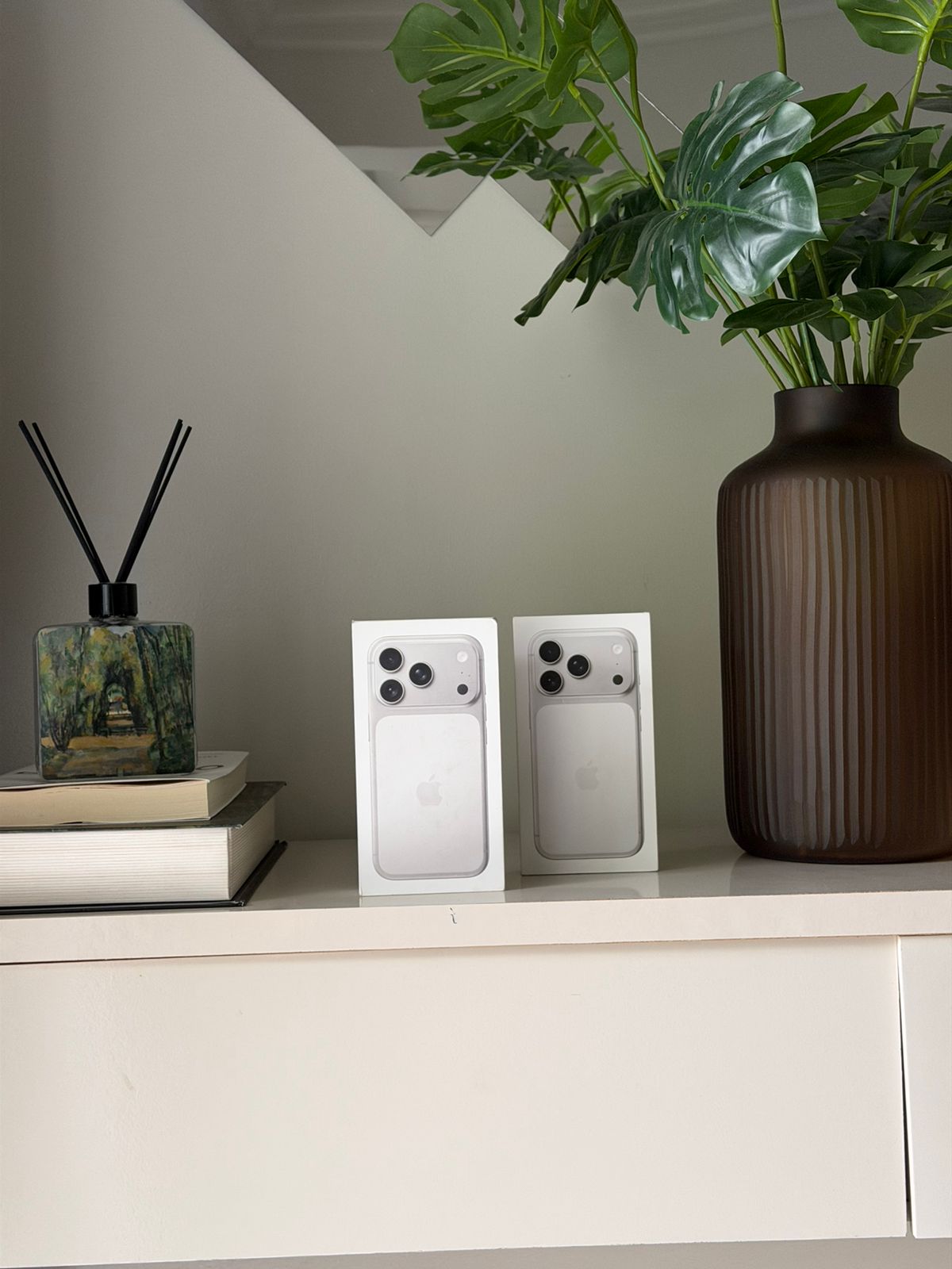 iPhone 17 Pro Max Azul, Silver e Laranja