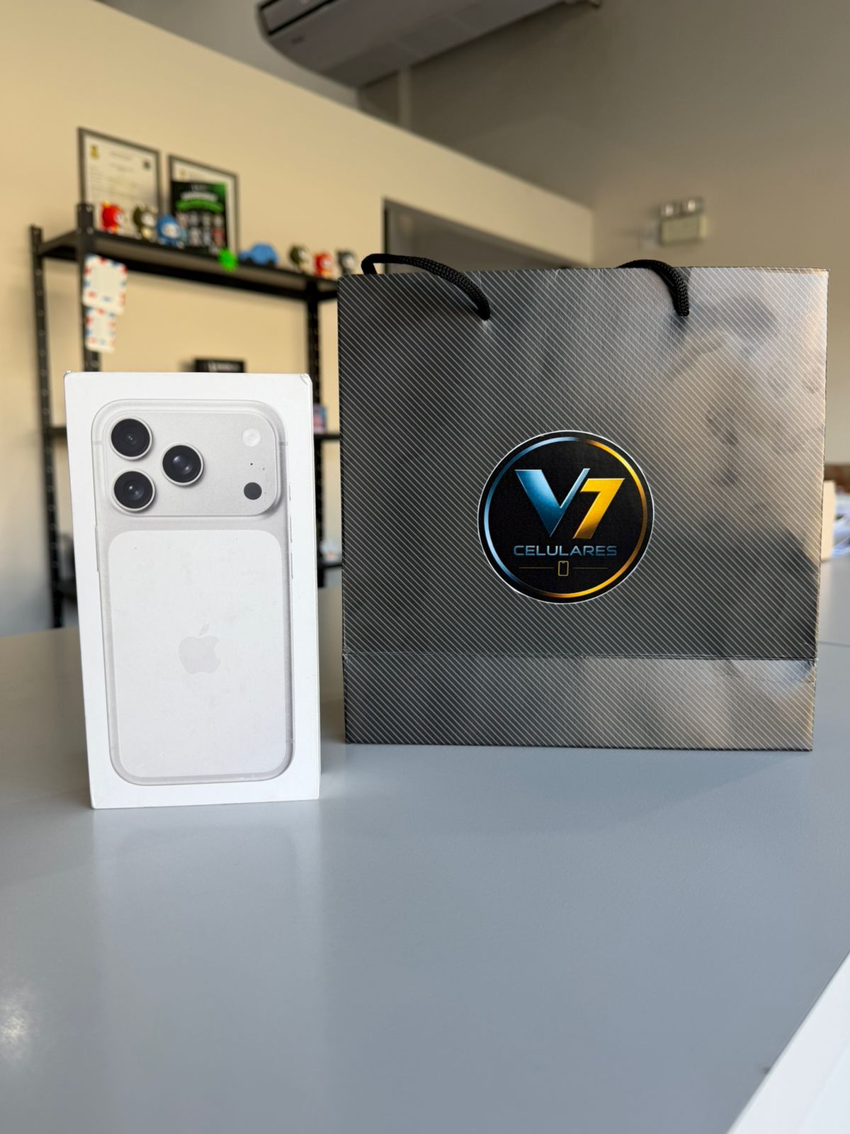 iPhone 17 Pro Azul, Silver e Laranja